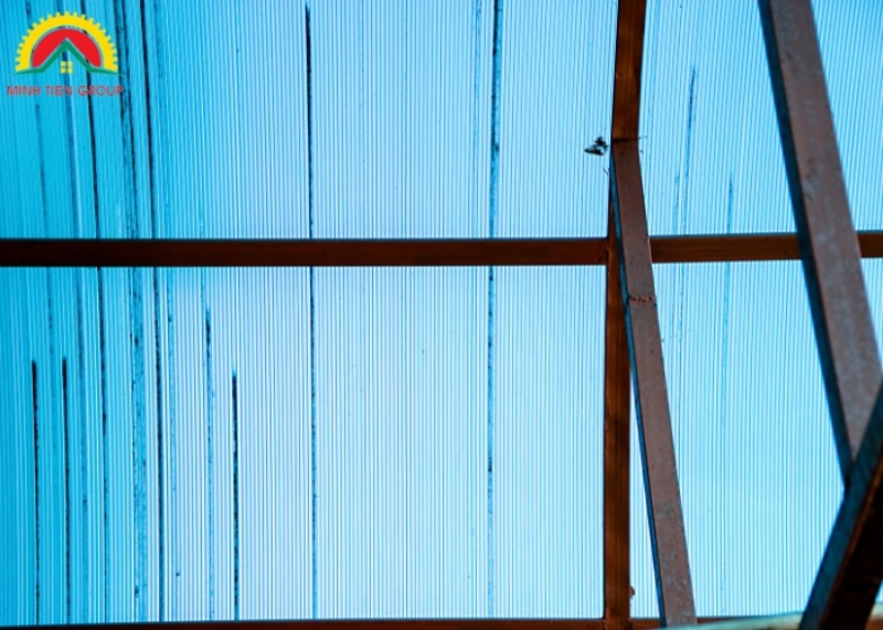 Ưu Và Nhược Điểm Của Tấm Polycarbonate Sóng Mỏng Phổ Thông Quadalite