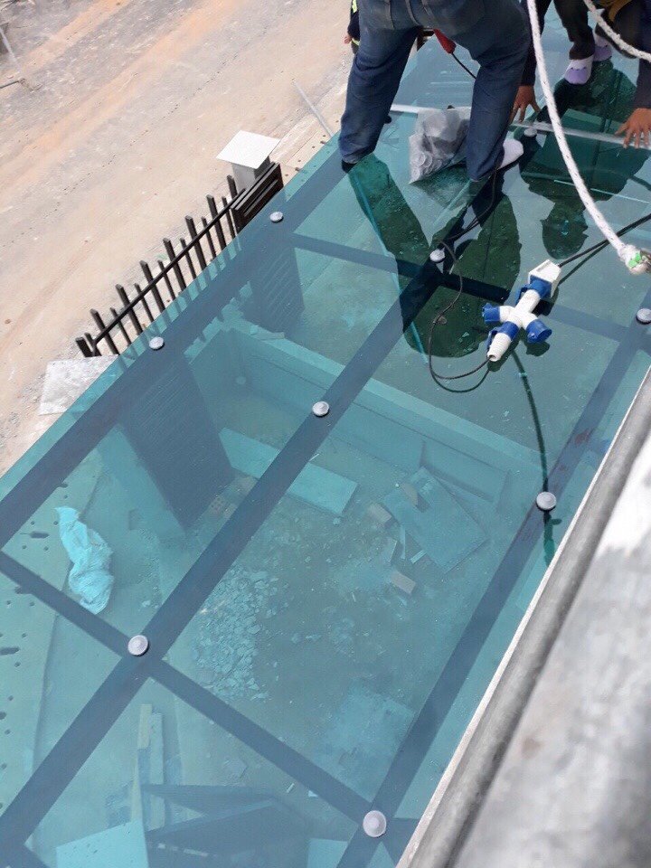 hình ảnh thi công tấm lợp polycarbonate tại Minh Tiến Group