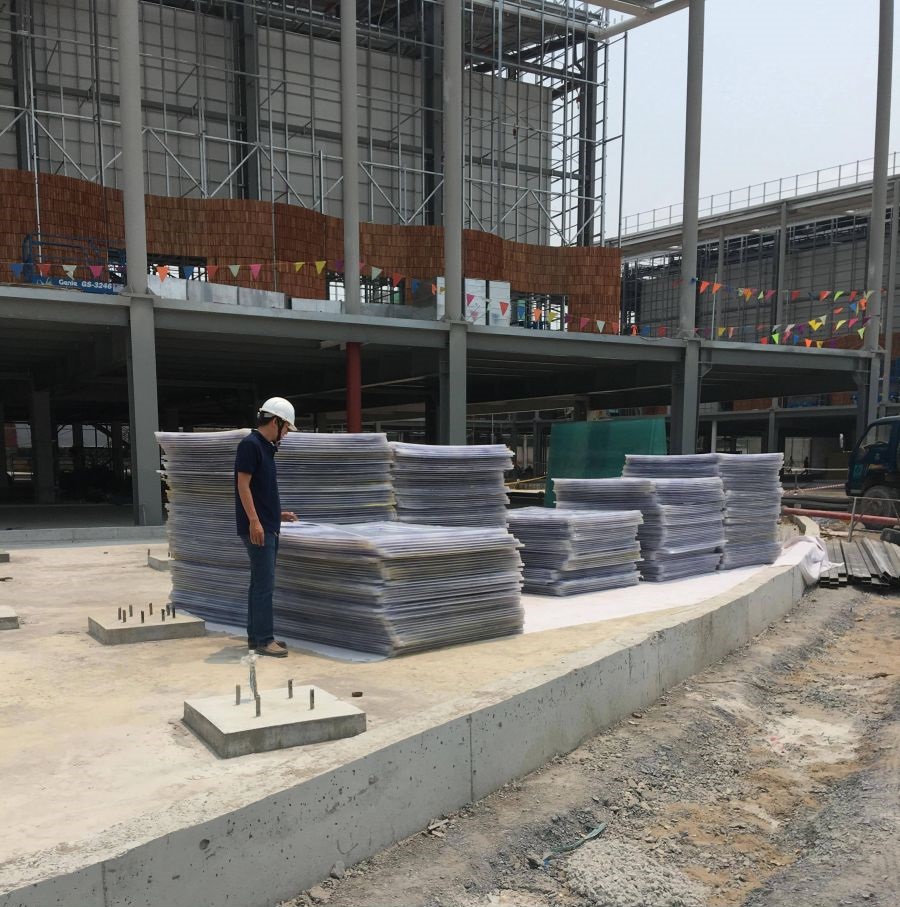 hình ảnh thi công tấm lợp polycarbonate tại Minh Tiến Group