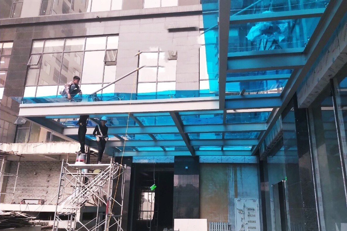 hình ảnh thi công tấm lợp polycarbonate tại Minh Tiến Group