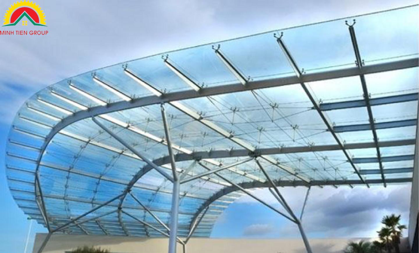 tấm polycarbonate và kính cường lực