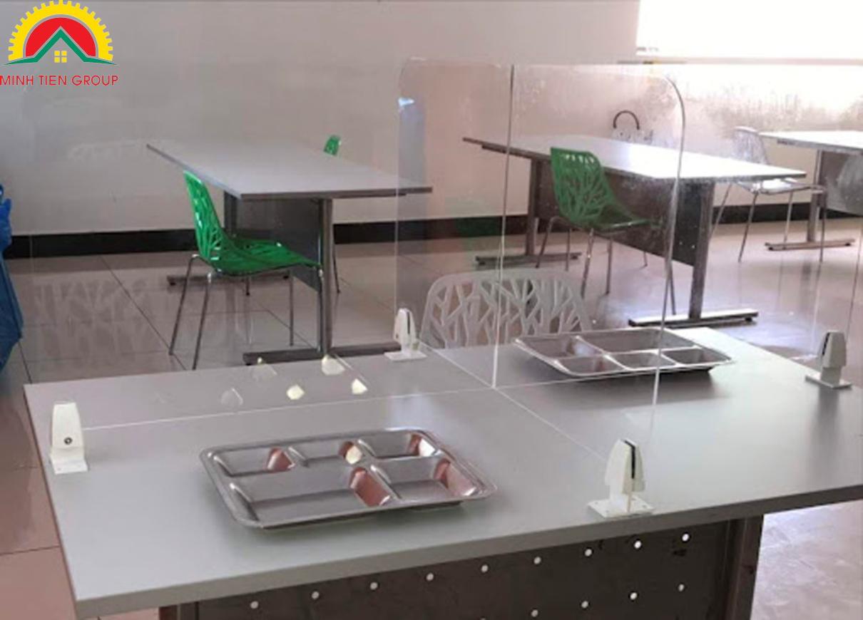vách ngăn polycarbonate