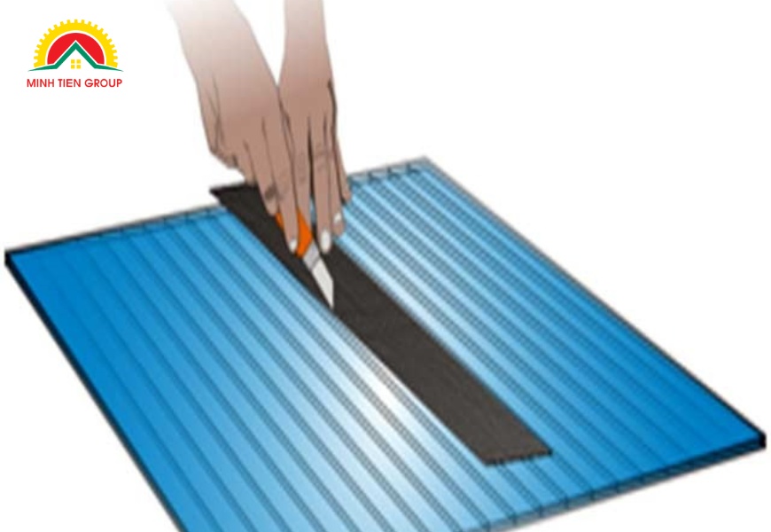 Cắt tấm lợp polycarbonate