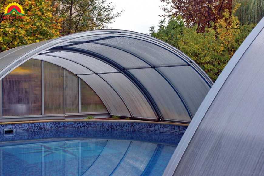 Tấm polycarbonate mái che cho bể bơi