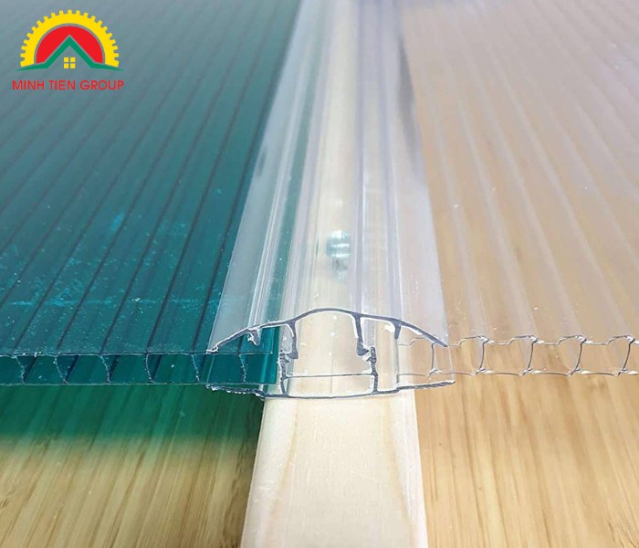Đặt tấm Polycarbonate song song với mặt đất