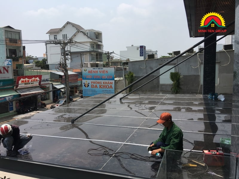 Thi công dễ dàng lắp đặt tấm poly