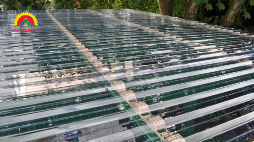Mái che sân thượng polycarbonate dạng sóng