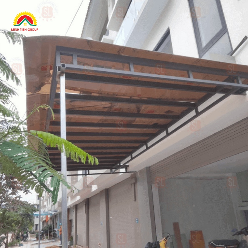Tấm poly đặc màu trà làm mái nối các công trình dân dụng 