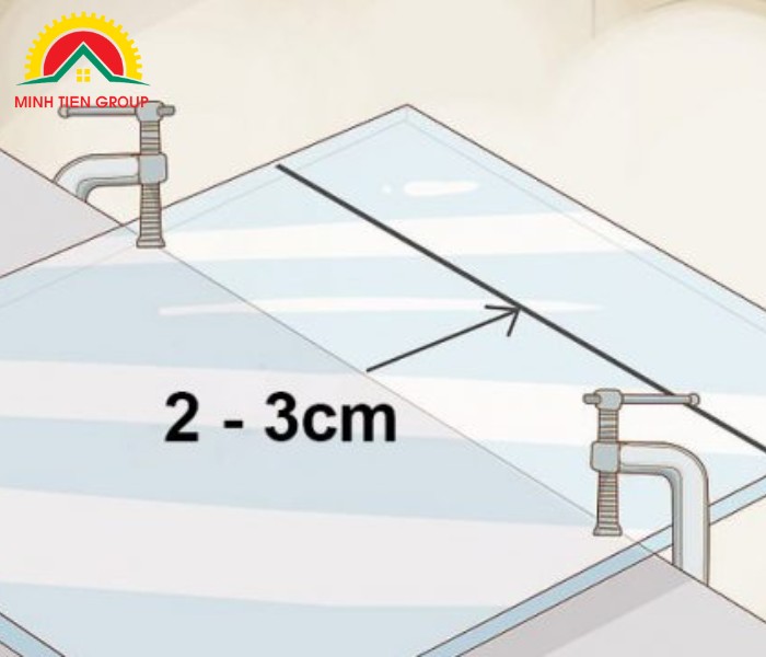 Bước 2: Cố định tấm nhựa