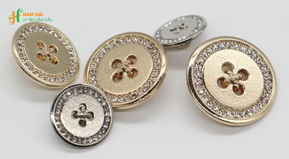 Phụ liệu khuy cúc kim loại cao cấp sang trọng hơn