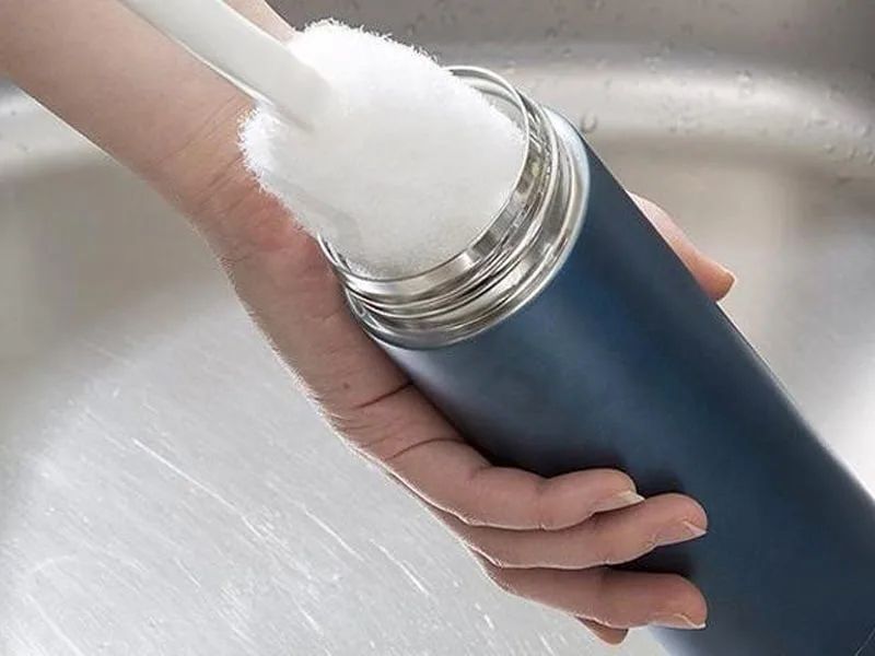 Review bình giữ nhiệt Zojirushi 1000ml chi tiết 4 Dùng bàn chải mềm chuyên dụng để vệ sinh bình giữ nhiệt Zojirushi