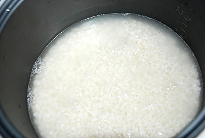 Nồi cơm điện không chín phải làm sao? Nguyên nhân và cách xử lý 3 Nếu cơm sống toàn nồi hãy thêm một lượng nhỏ nước sôi và nấu lại