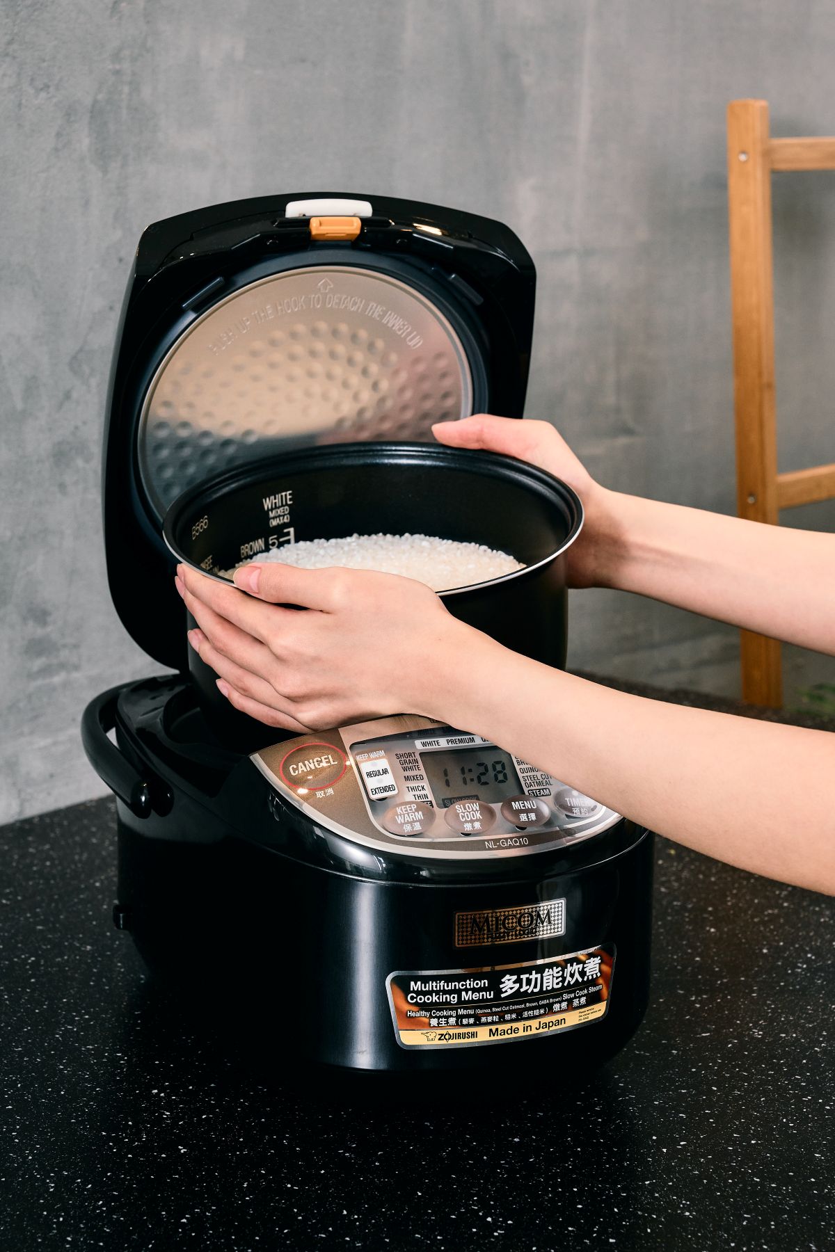 Hướng dẫn sử dụng nồi cơm điện Zojirushi từ A đến Z 2 Lau khô lòng nồi trước khi đặt vào thân nồi và kiểm tra trước khi đóng nắp