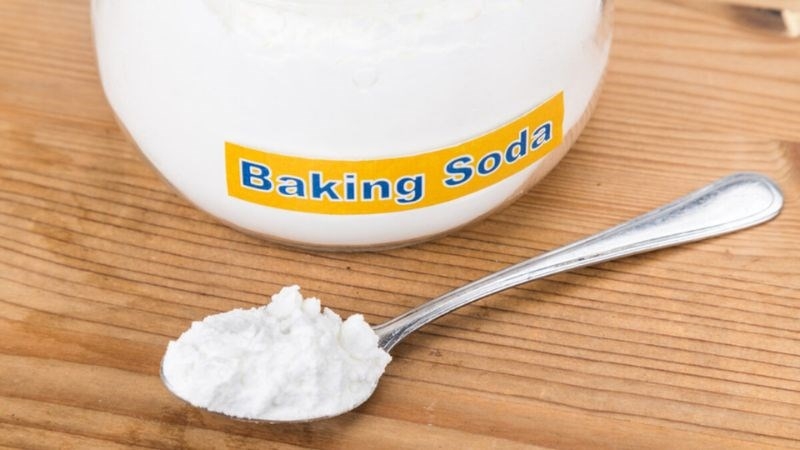 Cách vệ sinh nồi cơm điện cao tần sạch đúng cách 7 Dùng baking soda để khử mùi giúp nồi không bị ăn mòn và an toàn hơn
