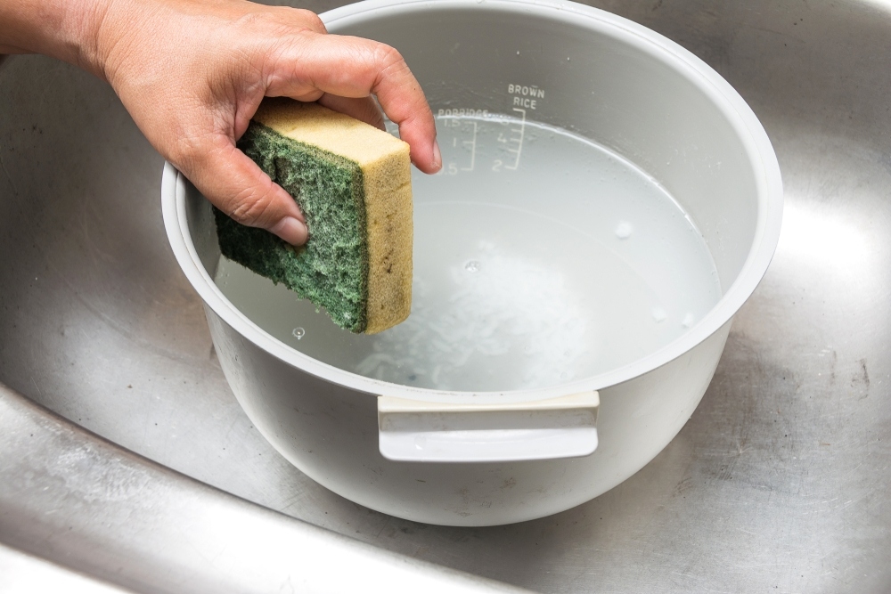 Cách vệ sinh nồi cơm điện cao tần sạch đúng cách 1 Vệ sinh lòng nồi bằng miếng bọt biển mềm với nước ấm và một chút nước rửa chén